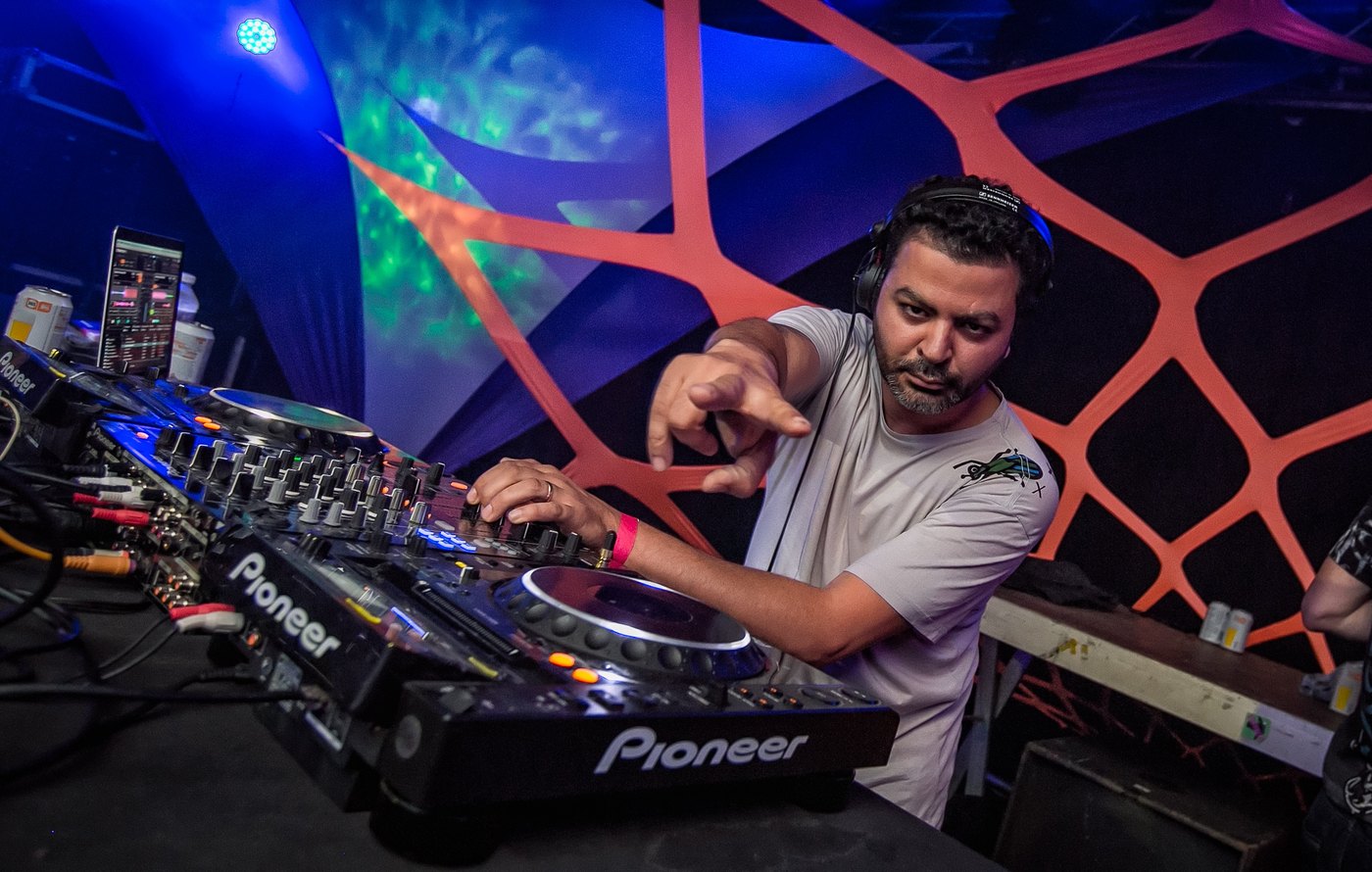 U-RECKEN behind the decks